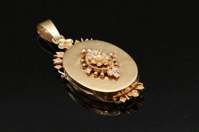 null Yellow gold 18K (750) pendant with flowers decorated with small pearls.

Gross...
