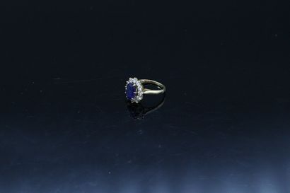 null Daisy ring in 18K (750) white gold set with a sapphire in its center surrounded...