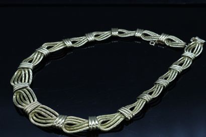 null Necklace in 18K (750) gold, smooth and textured, articulated with oval links...