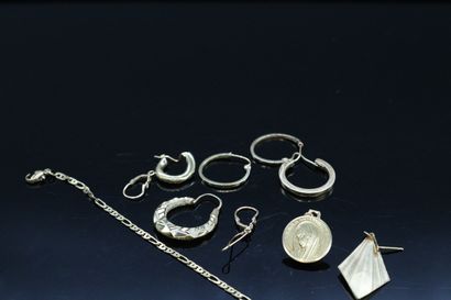 null 18K (750) gold lot including:

- Eight earrings.

- a pendant representing the...