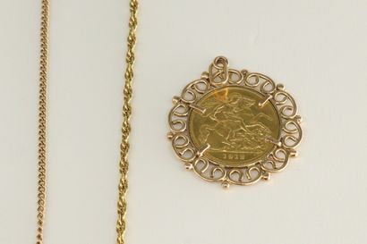 null Pièce en or souverain montée dans un pendentif corolle en or jaune 14k (585)...