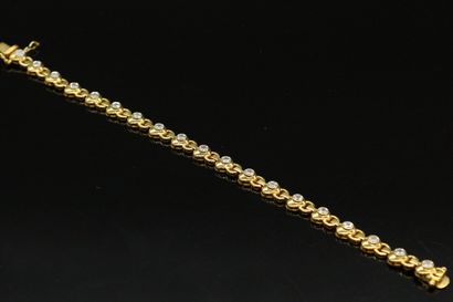 null Articulated bracelet in 18K (750) gold, set with 19 round brilliant diamonds....