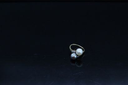 null Ring Toi & Moi in 18k (750) yellow gold with a Tahitian black pearl and a Japanese...