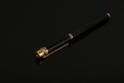 null CARTIER (Must de)

Stylo plume en laque noir et métal doré modèle "Trinity"....