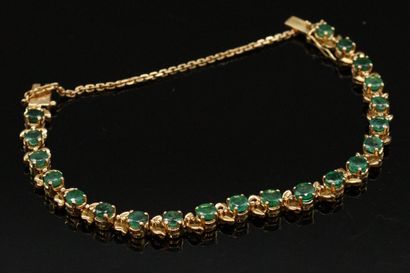 null Yellow gold bracelet 18K (750) holding 21 round emeralds. Safety chain.

Wrist...