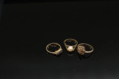 null Lot of three 18k (750) yellow gold rings, one with blue stones, another with...