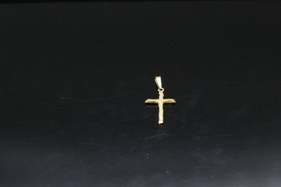null Cross pendant in 18K (750) yellow gold.

Weight : 2.62 g.