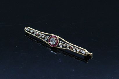 null Brooch in 18K (750) yellow gold with a floral design and old cut rubies and...