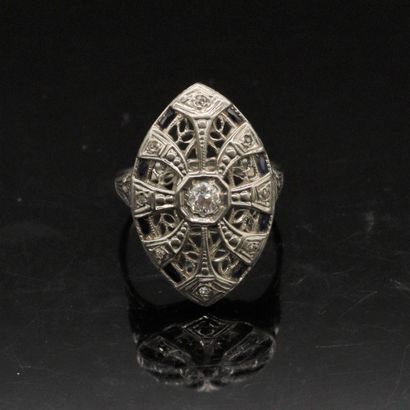 null Bague marquise en or gris 18K (750) repercé, sertie d'un diamant rond de taille...