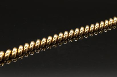 null Bracelet demi-torsade d'or 18K (750). 

Longueur : 18 cm environ. - Poids :...