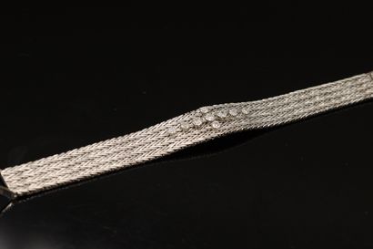 null Bracelet ruban en or gris 18K (750) tressé, serti de 9 diamants ronds de taille...