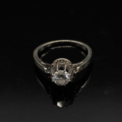 null Bague en or gris 18K (750) et platine, sertie d'un diamant rond de taille brillant....