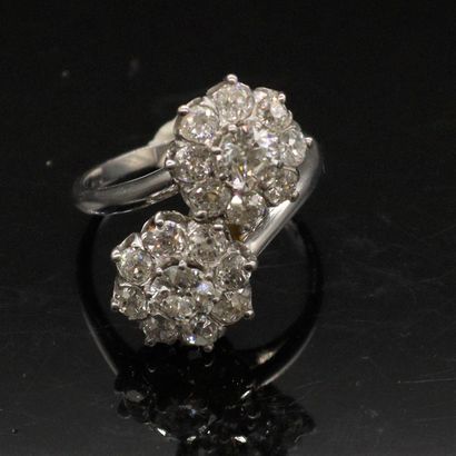 null Bague en or gris 18K (750), ornée de deux fleurs stylisées serties de diamants...