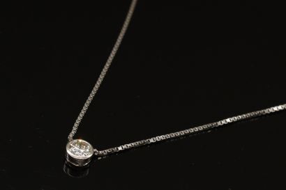 null 
Pendentif et sa chaîne en platine orné d'un diamant taille brillant moderne...