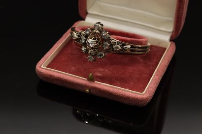 null 
Bracelet ouvrant en or 9K (375), orné d'une fleur stylisée sertie de diamants...