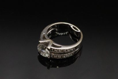 null 
Bague en or gris 18K (750), ornée d'un diamant rond de taille brillant pesant...