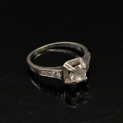 null Bague en platine et en or gris 18K (750), ornée d'un diamant rond de taille...