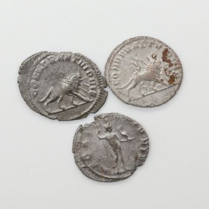 null GALLIEN 

Lot of three Antoninians of the legions and cohorts

R/ COHH PRAET...