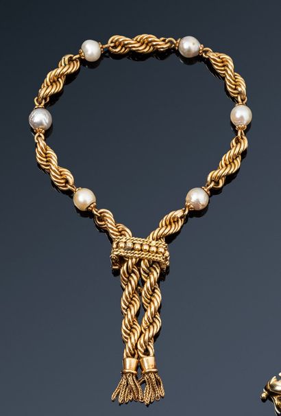 null Bracelet composé de torsades d'or 18K (750) ponctuées de perles de culture....