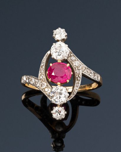 null Bague en or 18K (750), sertie d'un rubis de forme ovale entre 4 diamants de...