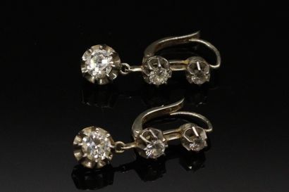 null 
Paire de pendants d'oreilles en or gris 18K (750), chacun orné de trois diamants...
