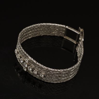 null Bracelet ruban en or gris 18K (750) tressé, serti de 9 diamants ronds de taille...