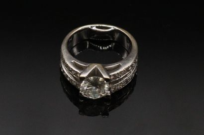 null 
Bague en or gris 18K (750), ornée d'un diamant rond de taille brillant pesant...