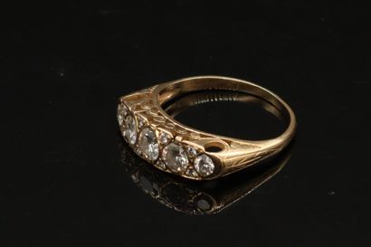 null Bague jarretière en or 18K (750), sertie de 5 diamants ronds de taille brillant...