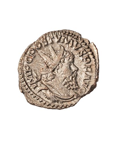 null POSTUME 

Antoninien frappé à Trèves en 268

R/ Massue, arc et carquois 

Cunetio...