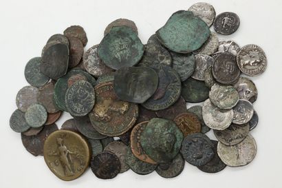 null MONNAIES ANTIQUES 

Lot d'environ 85 monnaies antiques en argent et en bronze...