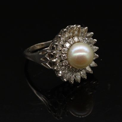 null Bague en or gris 18K (750), ornée d'une perle de culture couronnée de diamants...