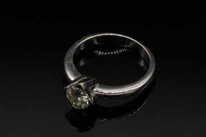 null 
Bague en or gris 18K (750), ornée d'un diamant rond de taille brillant. 

Tour...