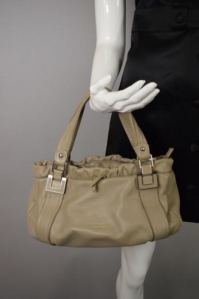 null POURCHET



Set of two leather bags, the first beige/taupe, the second brown....