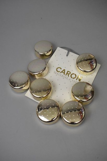 null CARON 



Lot of eight silver-plated metal poudiers. 

We joined a bag Caro...