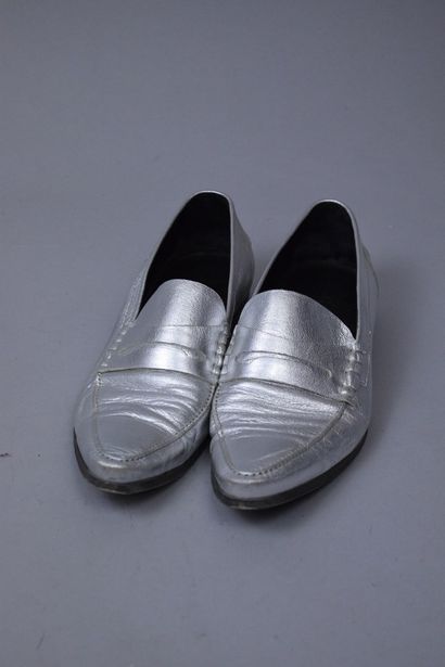null DIOR (by Hedi Slimane) 



Rare pair of silver pointy moccasins in calf leather....