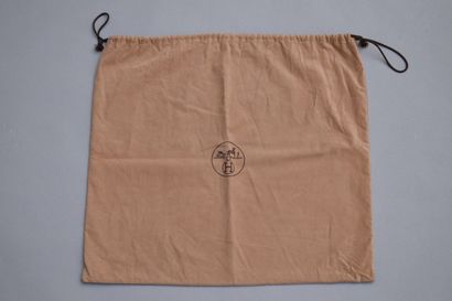 null HERMES PARIS 



Dustbag brun à emblème de la Maison. 



Dimensions : 50cm...