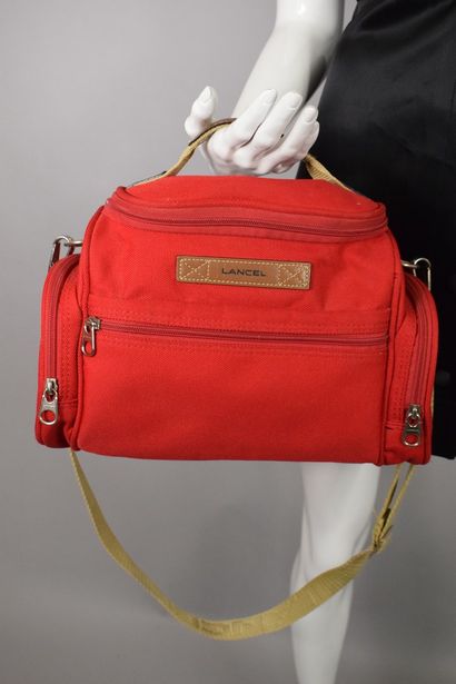 null LANCEL



Red toilet bag in canvas with a shoulder strap



We join, a travel...