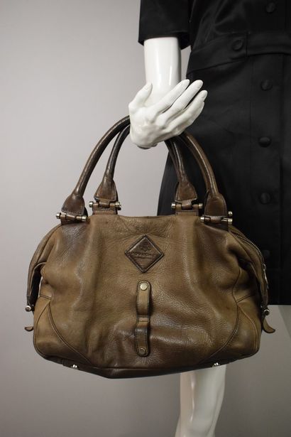 null POURCHET



Set of two leather bags, the first beige/taupe, the second brown....