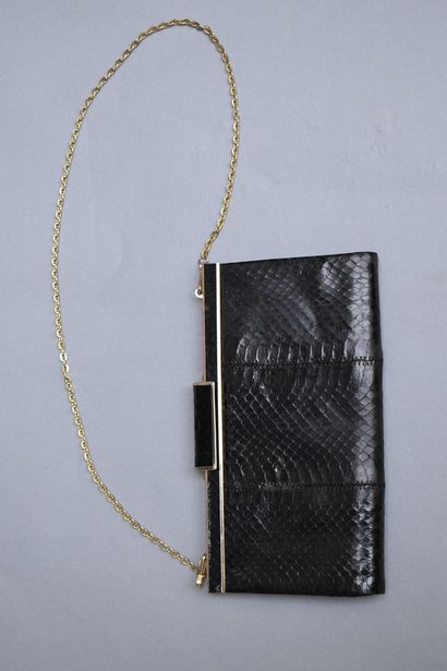 null ANONYMOUS 



Lizar and gold metal jewelry pouch. 



Dimensions : 13cm x 24cm...