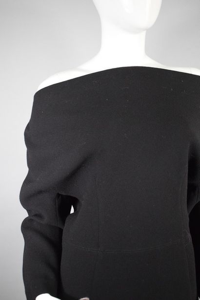 null NATAN Couture 



Robe noire à col bénitier montant et detail de dentelles dans...