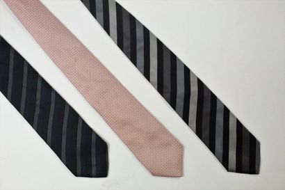null HUGO BOSS



Lot de trois cravates en soie