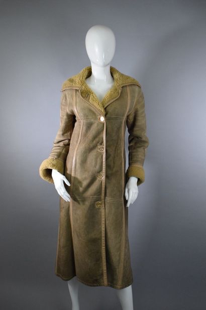 null CELINE



Coat in beige and greige sheepskin, closure by five golden buttons.

Soiling,...