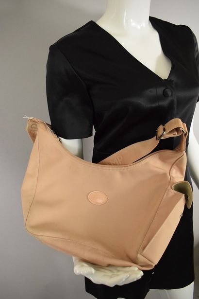 null LONGCHAMP 



Nude canvas bag in a gibsière style. 

Traces, wears, stains....