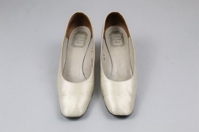 null SOULIERS CHRISTIAN DIOR (Circa 1960)



Paire d'escarpins à petits talons recouverts...