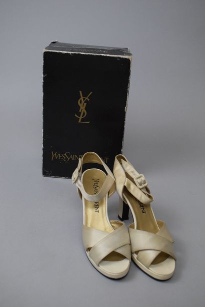 null YVES SAINT LAURENT 



Pair of pumps covered with white satin. 

With their...