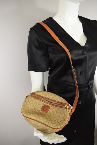 null CELINE



Nice rounded bag shoulder strap in monogrammed canvas and natural...