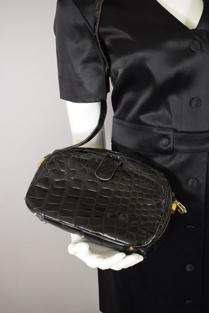 null LANCEL



Leather bag worn on the shoulder like crocodile, gold jewelry. 



We...