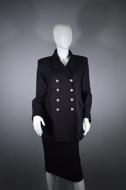 null MANTEGO



Navy blue coat with big golden buttons. 

Size : 40 approx.