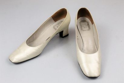 SOULIERS CHRISTIAN DIOR (Circa 1960) 
 
Paire...