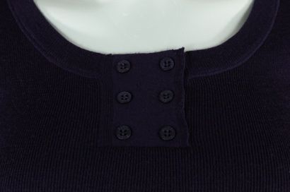 null GUCCI (by Frida Giannini)



Purple short sleeve mesh top, flared at the waist,...